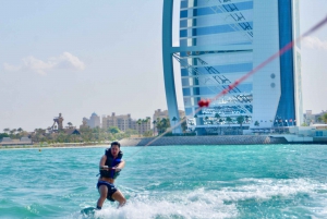 WakeBoard: Ski op het zeewater van Dubai op een wakeboard