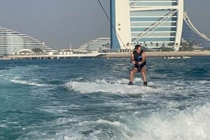 WakeBoard: Ski op het zeewater van Dubai op een wakeboard