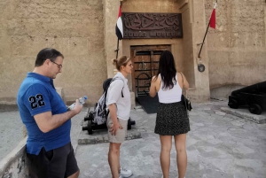 Excursão a pé no centro histórico de Dubai com um morador local