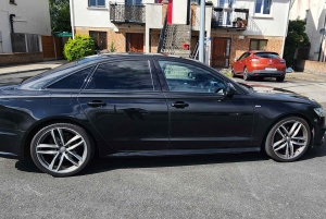 Een premium taxidienst met een Audi A6, S-line, zwarte editie