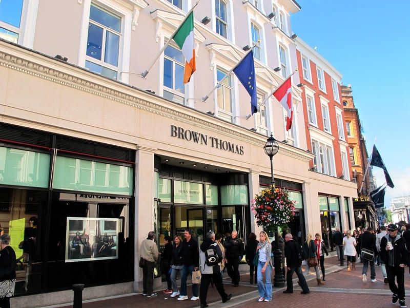 The main entrance to Brown Thomas & Company Limited, Dublin´s premier  department store on Grafton Street for luxury goods, Grafton Street, Dublin  2, I - SuperStock