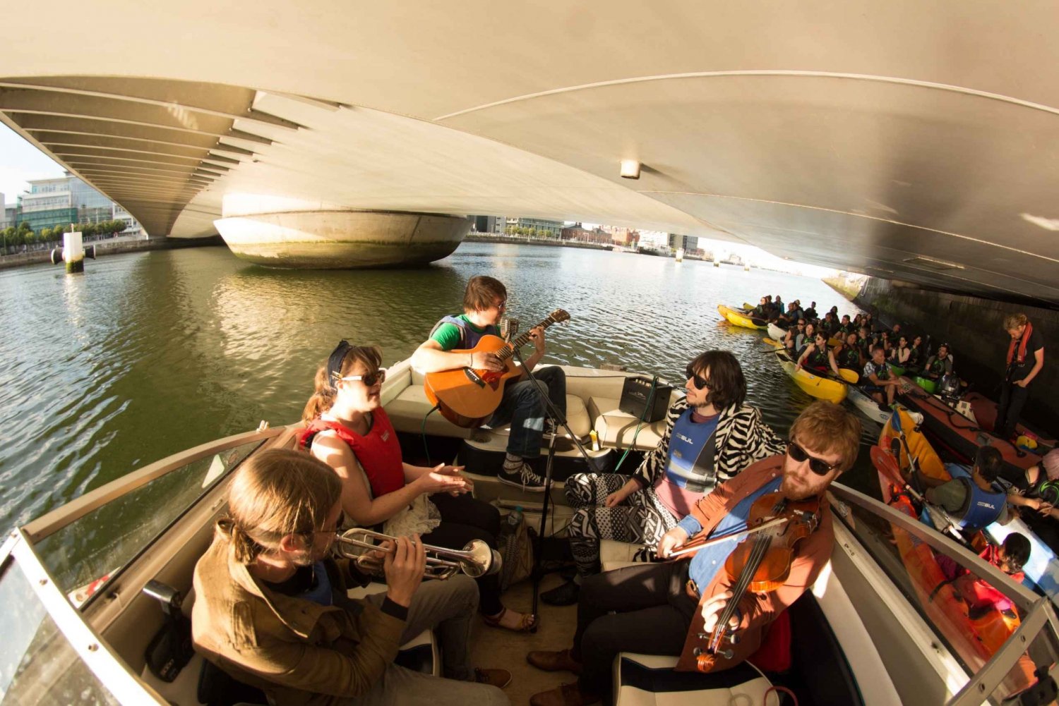 Dublin: Music Under the Bridges Kayaking Tour