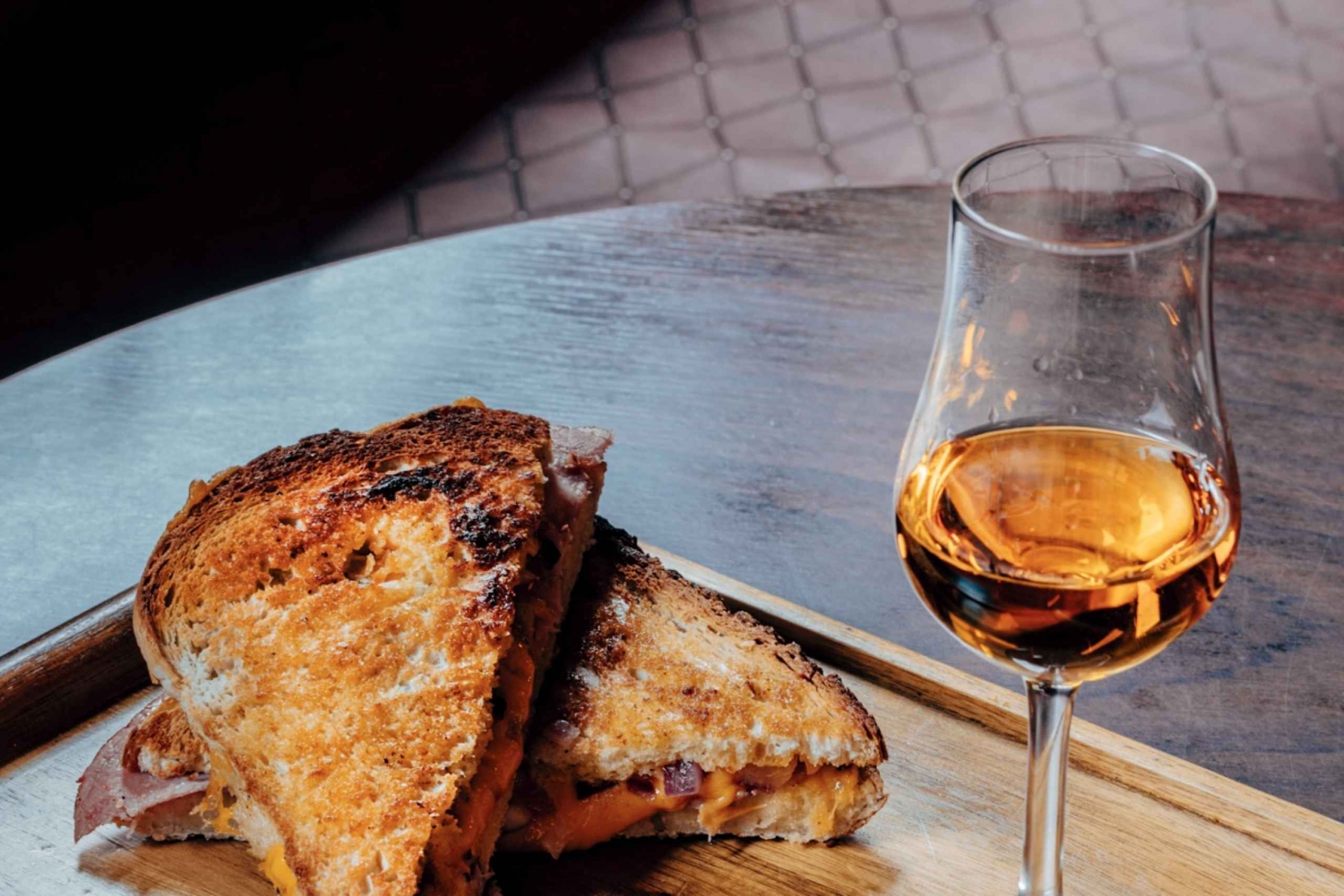 Dublin: Sip & Stroll Whiskey History Walking Tour with Lunch