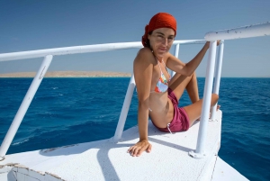 El Gouna: Dolphin Watching Boat Tour with Snorkeling & Lunch