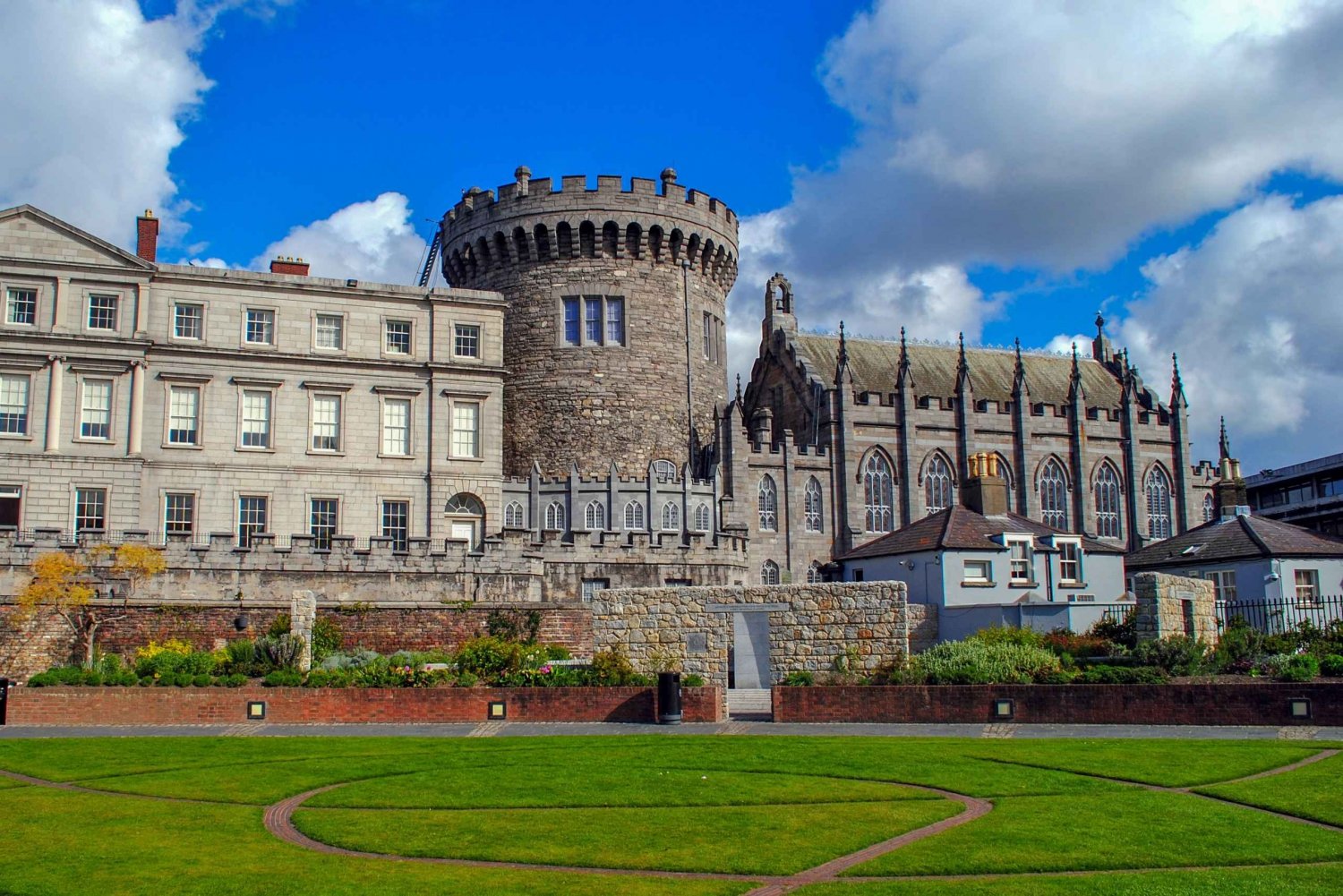Dublin: Fast-Track Book of Kells Ticket & Dublin Castle Tour
