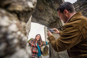 Från Dublin: Wicklow, Glendalough, vattenfall och fårhundsdemo