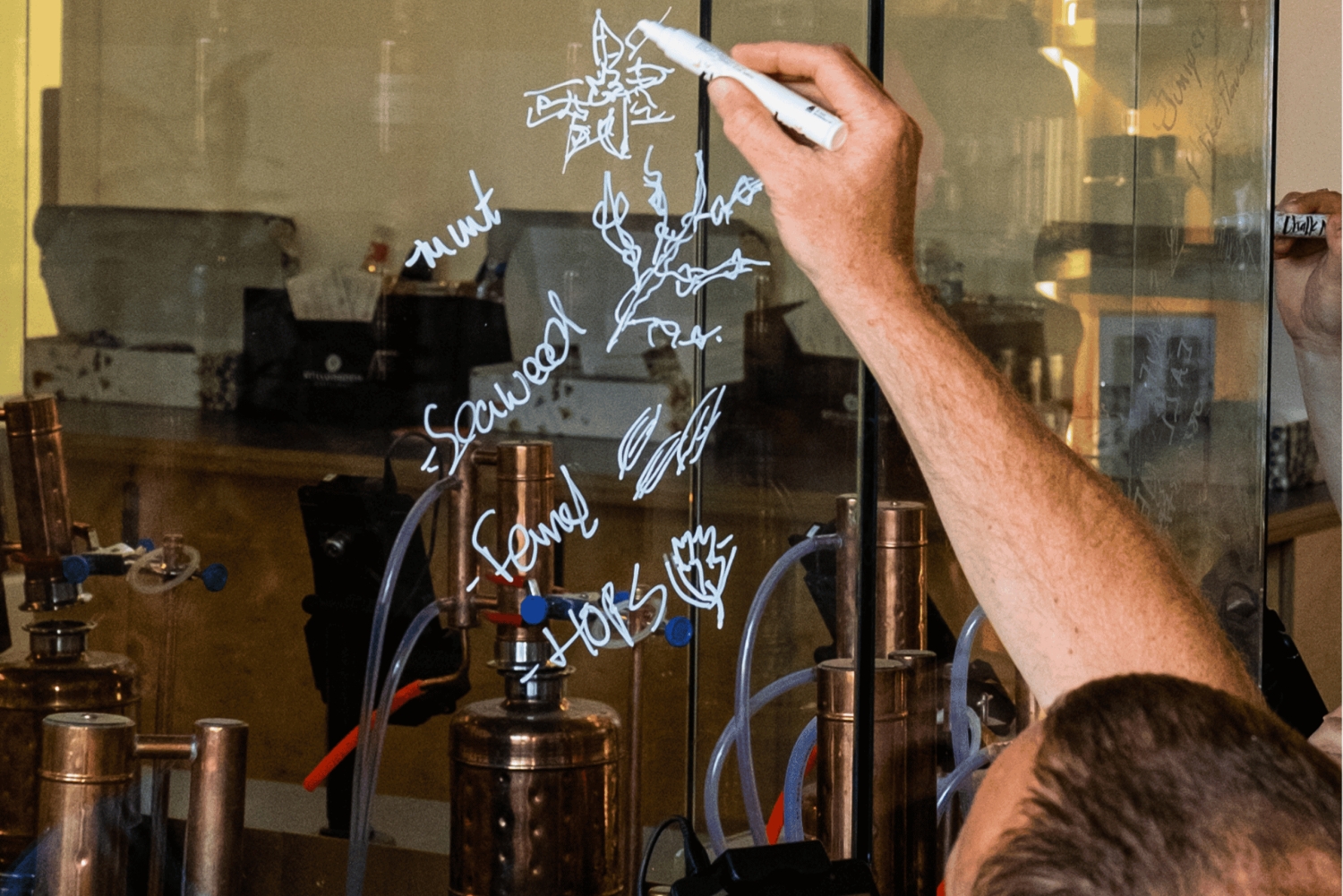 Gin School, destile seu próprio gin, coquetéis, degustações, comida