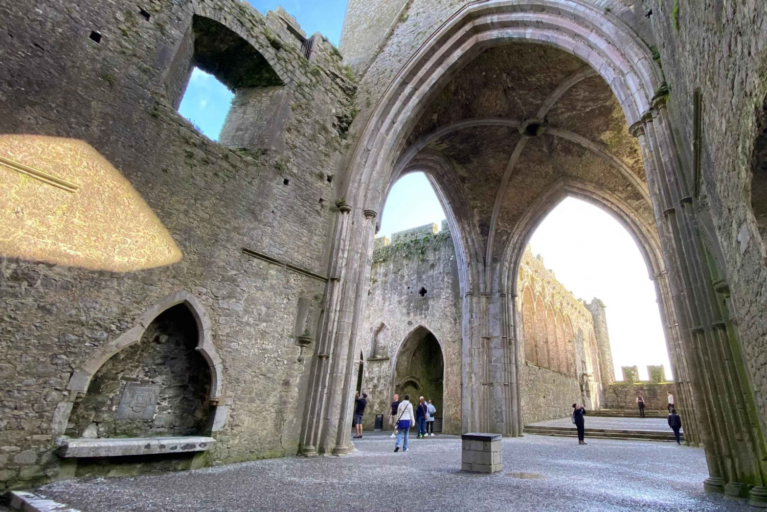 Personal Tour from Dublin: Rock of Cashel Cahir Castle &more