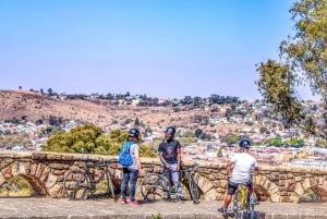 Cape Town: bicycle or E-scooter History Tour with Coffee