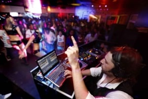 Port Elizabeth: Nightlife Tour with Dinner and Transport