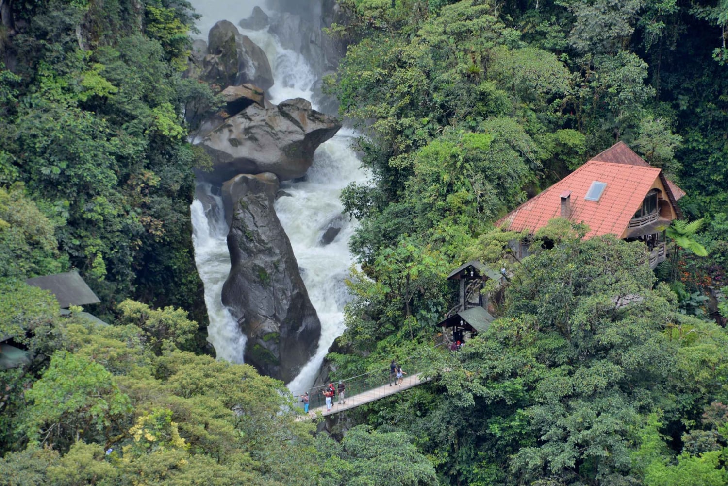 باينوس: جولة مغامرة على طريق الشلالات الثمانية