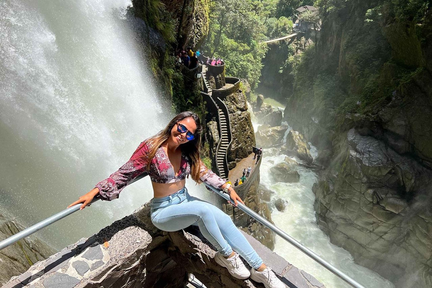 طريق شلالات بانوس وبيلون ديل ديابلو الشهير والغداء