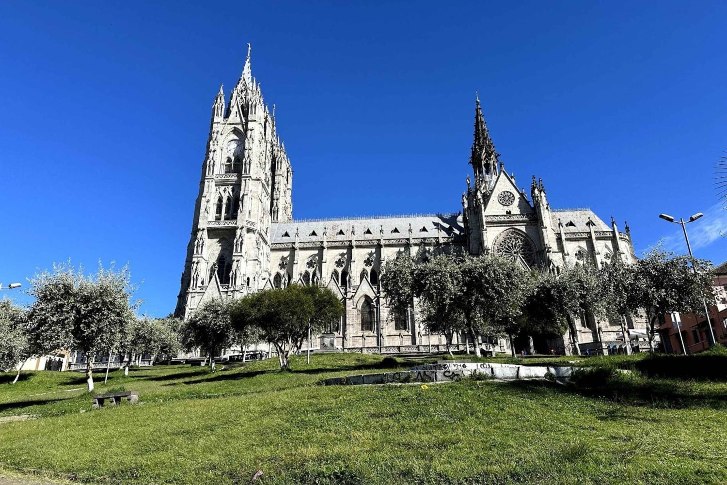 مغامرة مراقبة الطيور + جولة في مدينة كويتو ونصب خط الاستواء