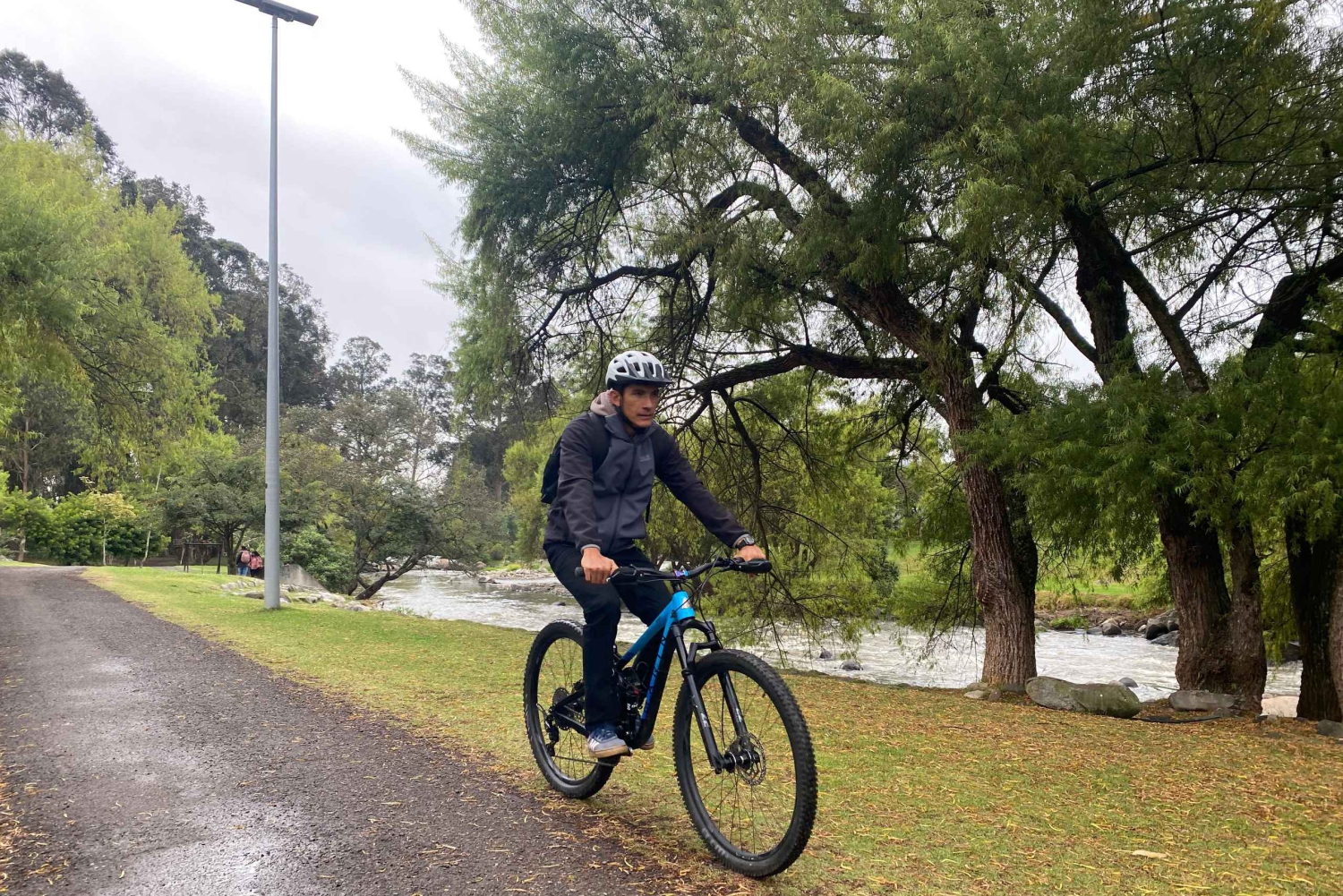 クエンカを自転車で巡る：歴史、自然、そして軽食をお楽しみください。