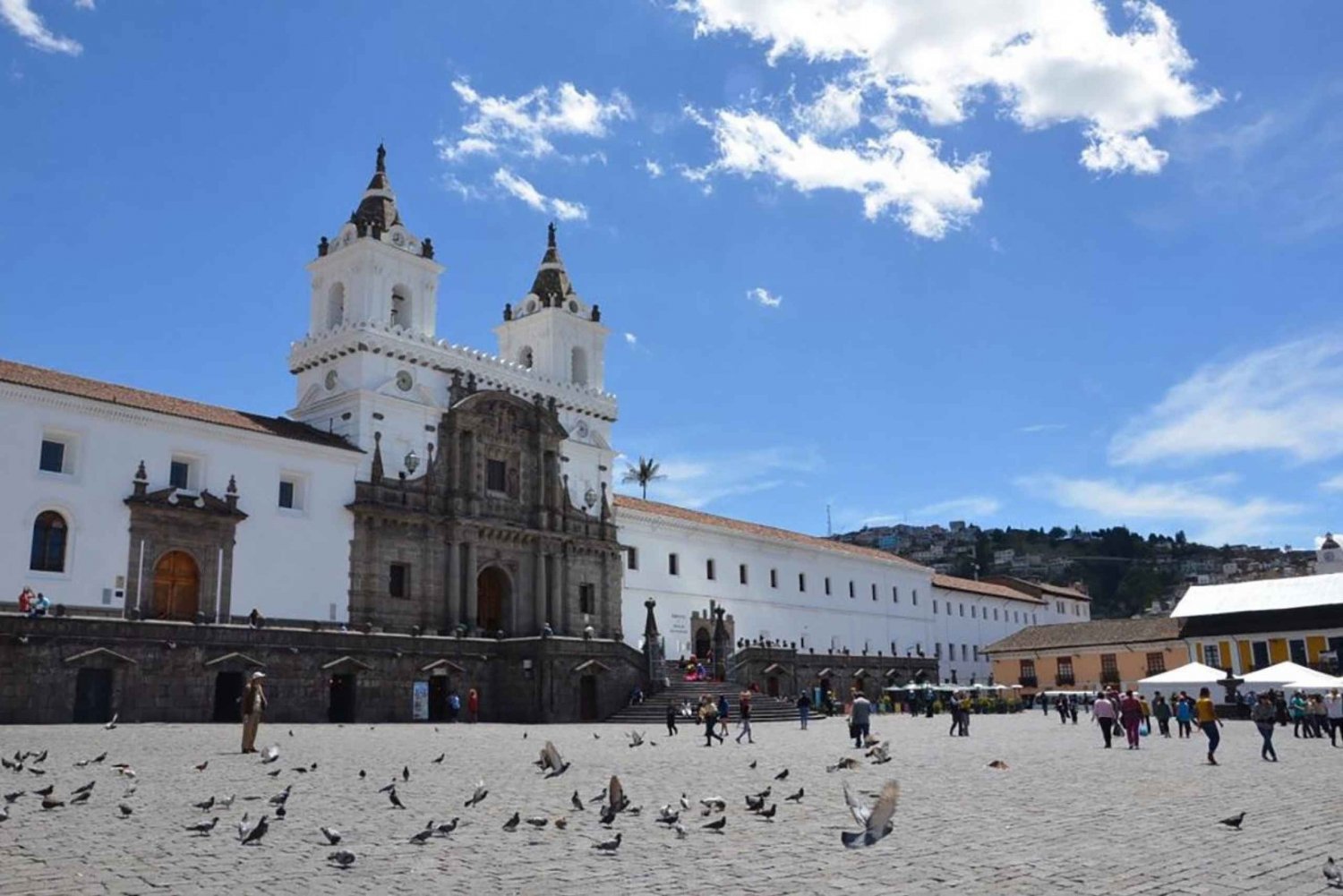 Entdecke den Herzschlag Quitos und stehe auf dem Äquator der Welt