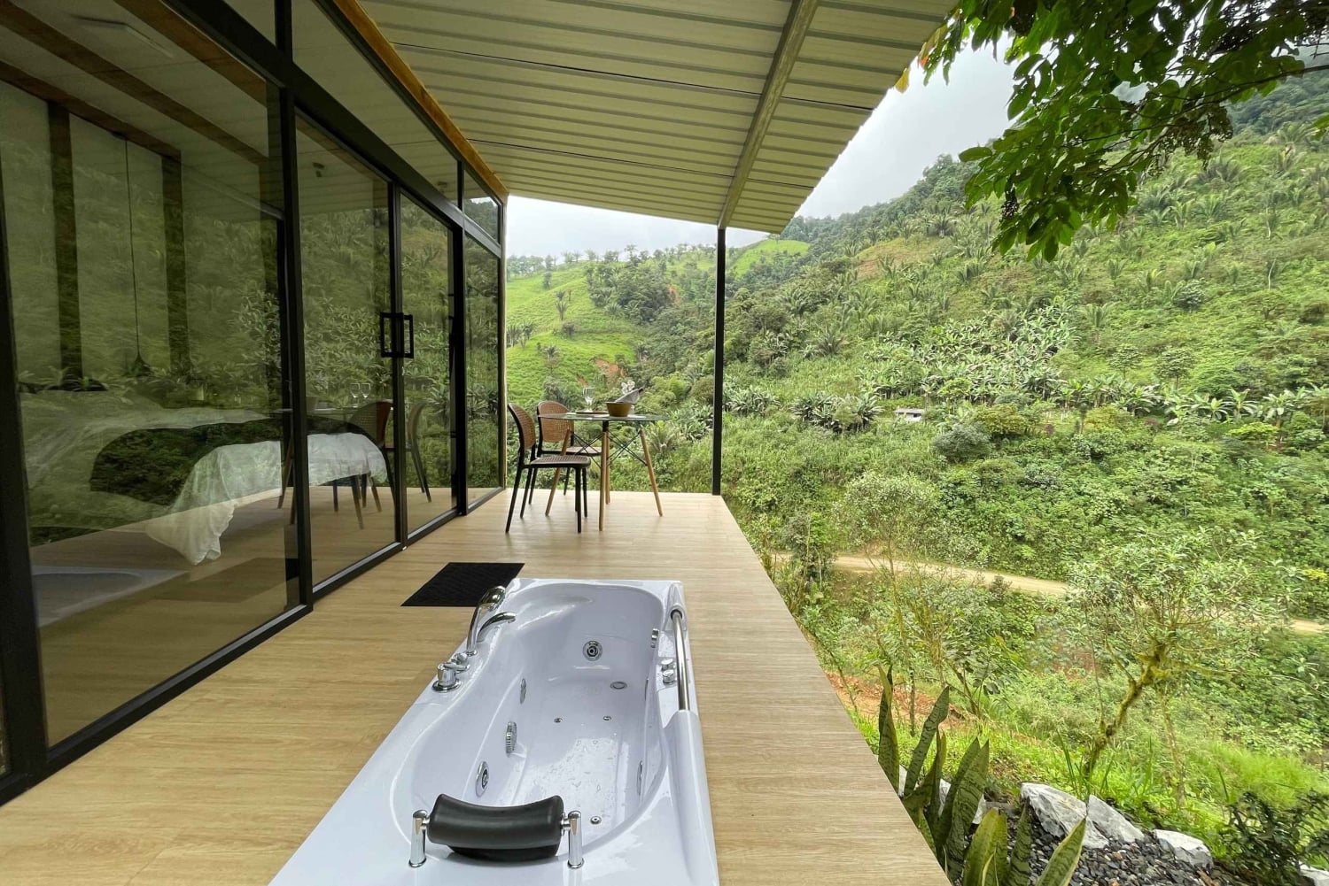 From Guayaquil: 2-Day Cloud Forest Lodging Experience