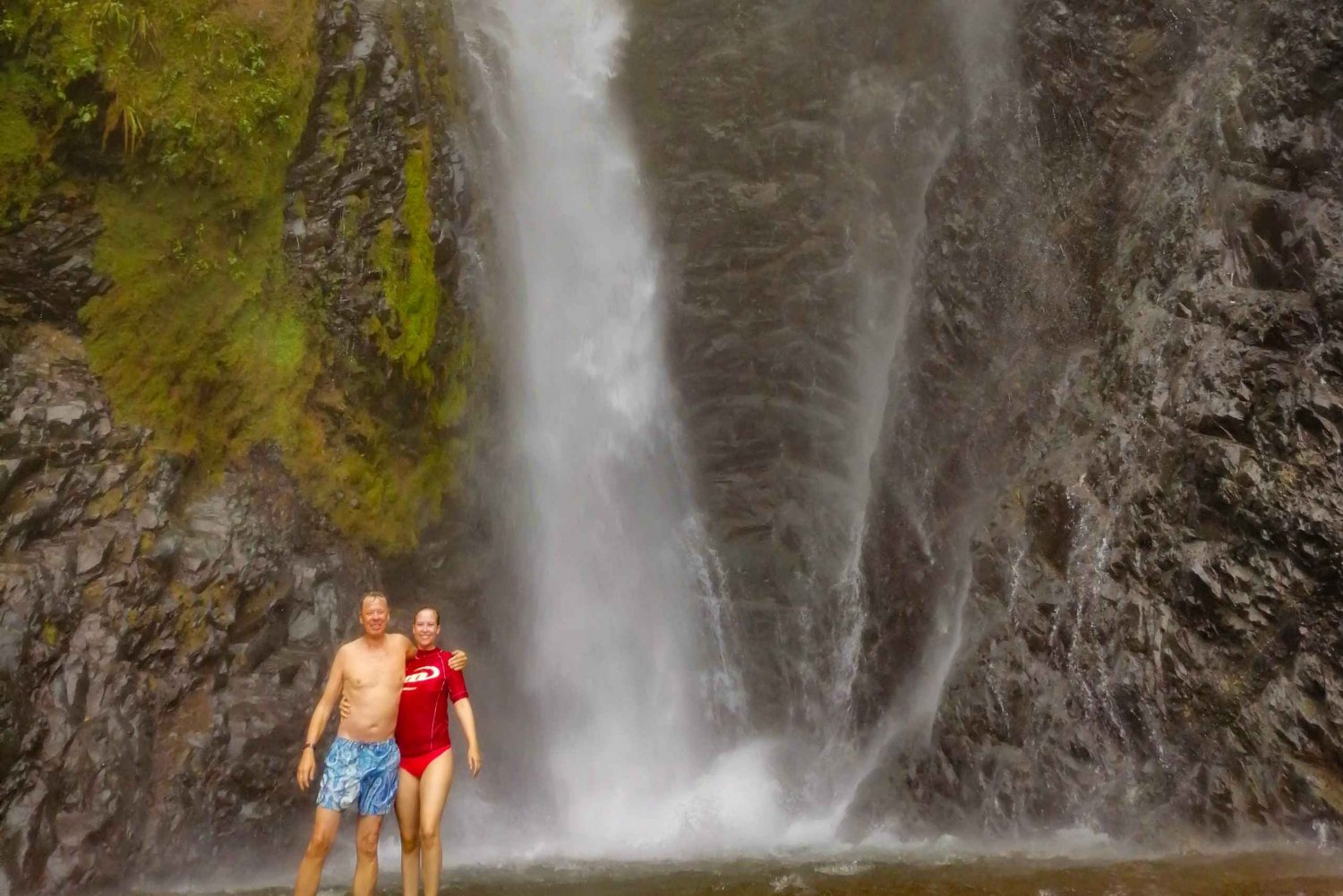 Au départ de Guayaquil : Visite privée de la forêt de nuages/chutes d'eau et déjeuner