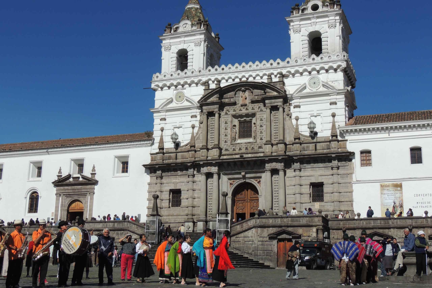 Desde Quito: Teleférico, Museo Intiñan y recorrido por el centro colonial.