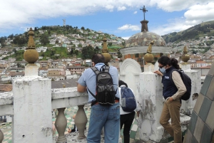 Desde Quito: Teleférico, Museo Intiñan y recorrido por el centro colonial.