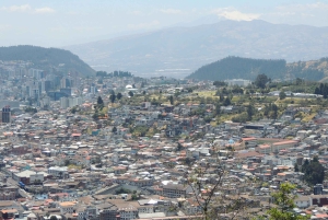 Desde Quito: Teleférico, Museo Intiñan y recorrido por el centro colonial.