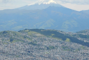 Desde Quito: Teleférico, Museo Intiñan y recorrido por el centro colonial.