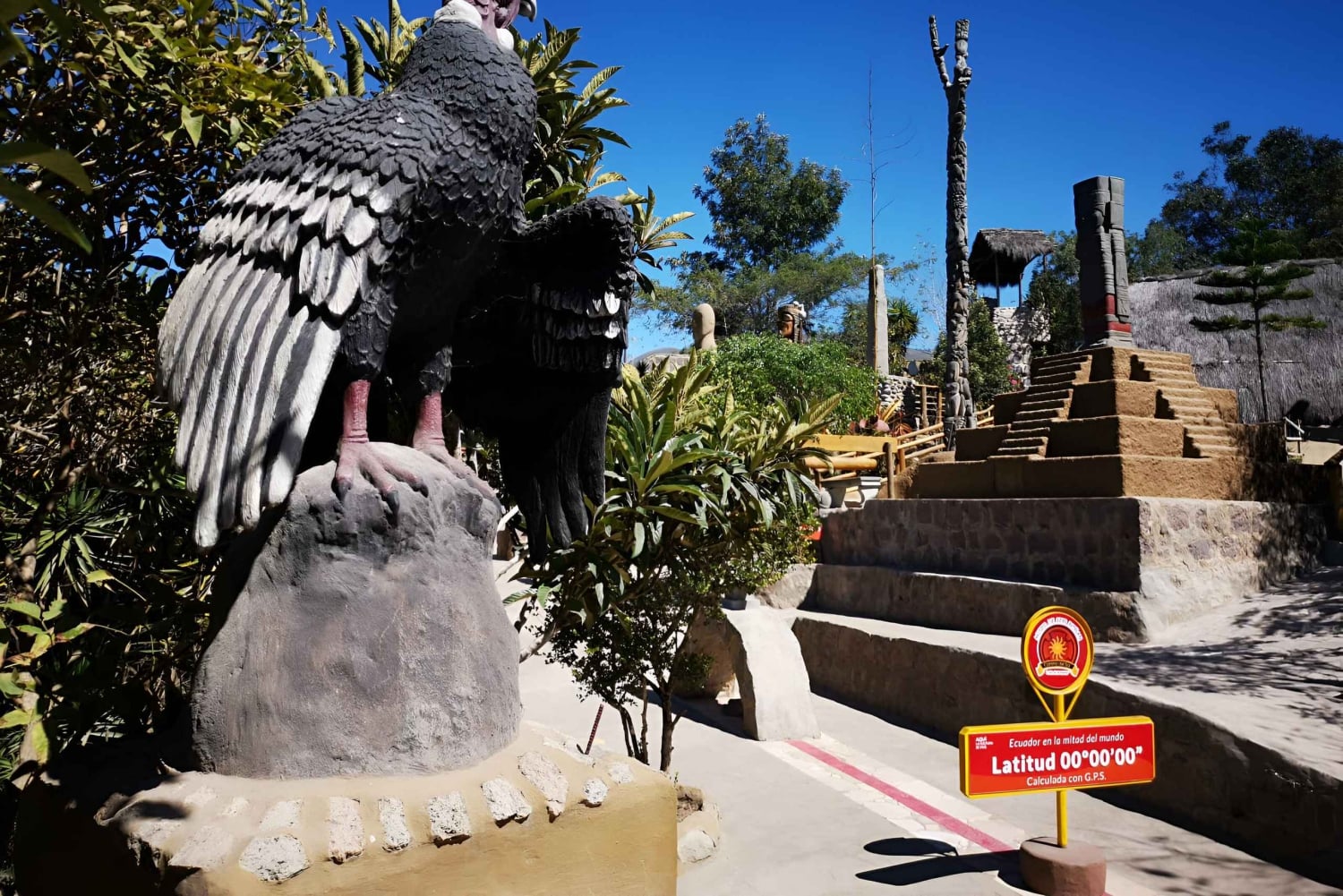 من جولة مدينة كيتو ووسط العالم إنتينيان