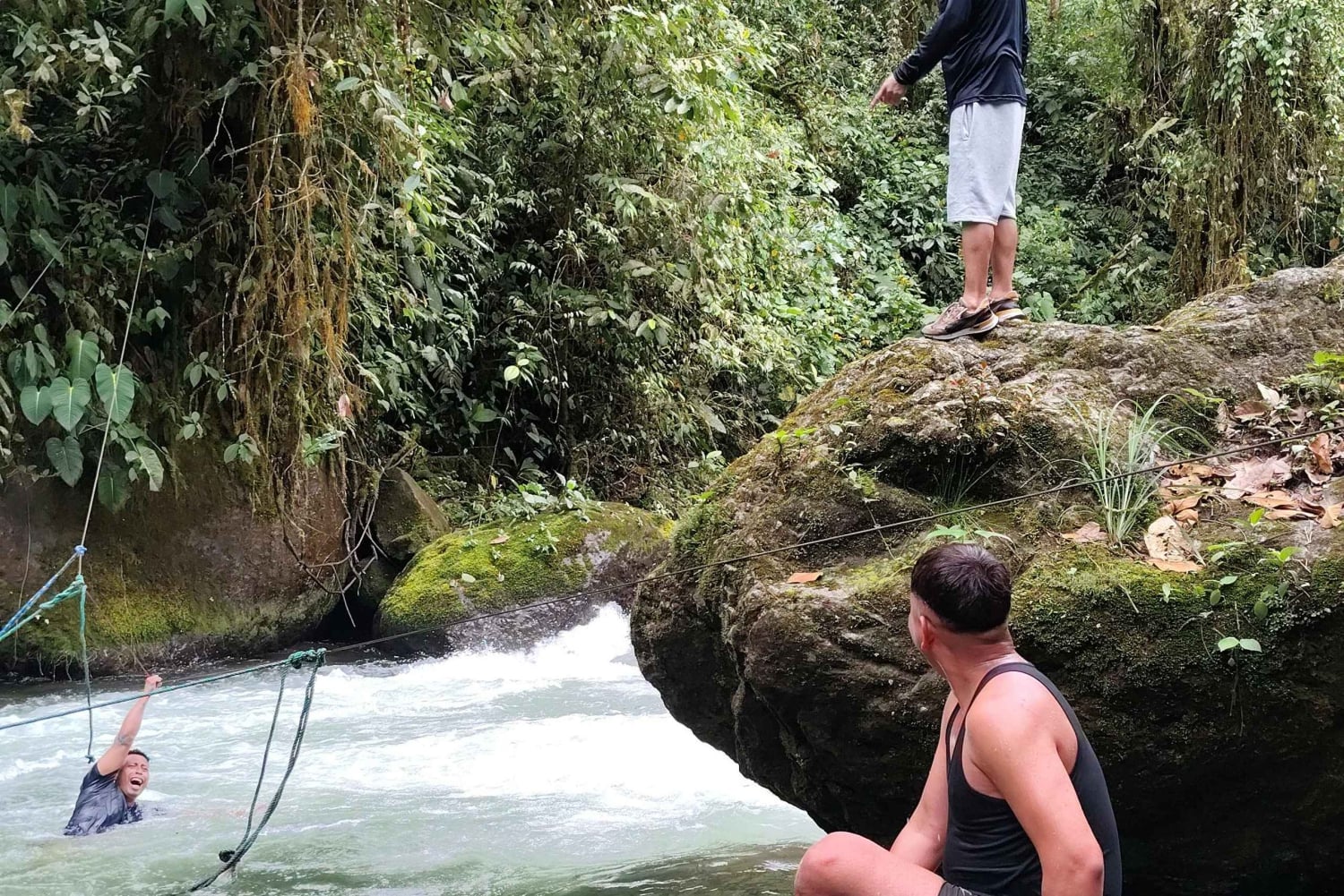 Excursão de dia inteiro em Mindo com tudo incluído, com transporte saindo de Quito.