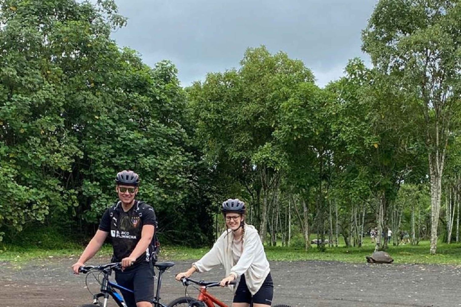 غالاباغوس، روتا إن بالدراجة الإلكترونية + تورتوغاس جيجانتس ولافا تونيلس