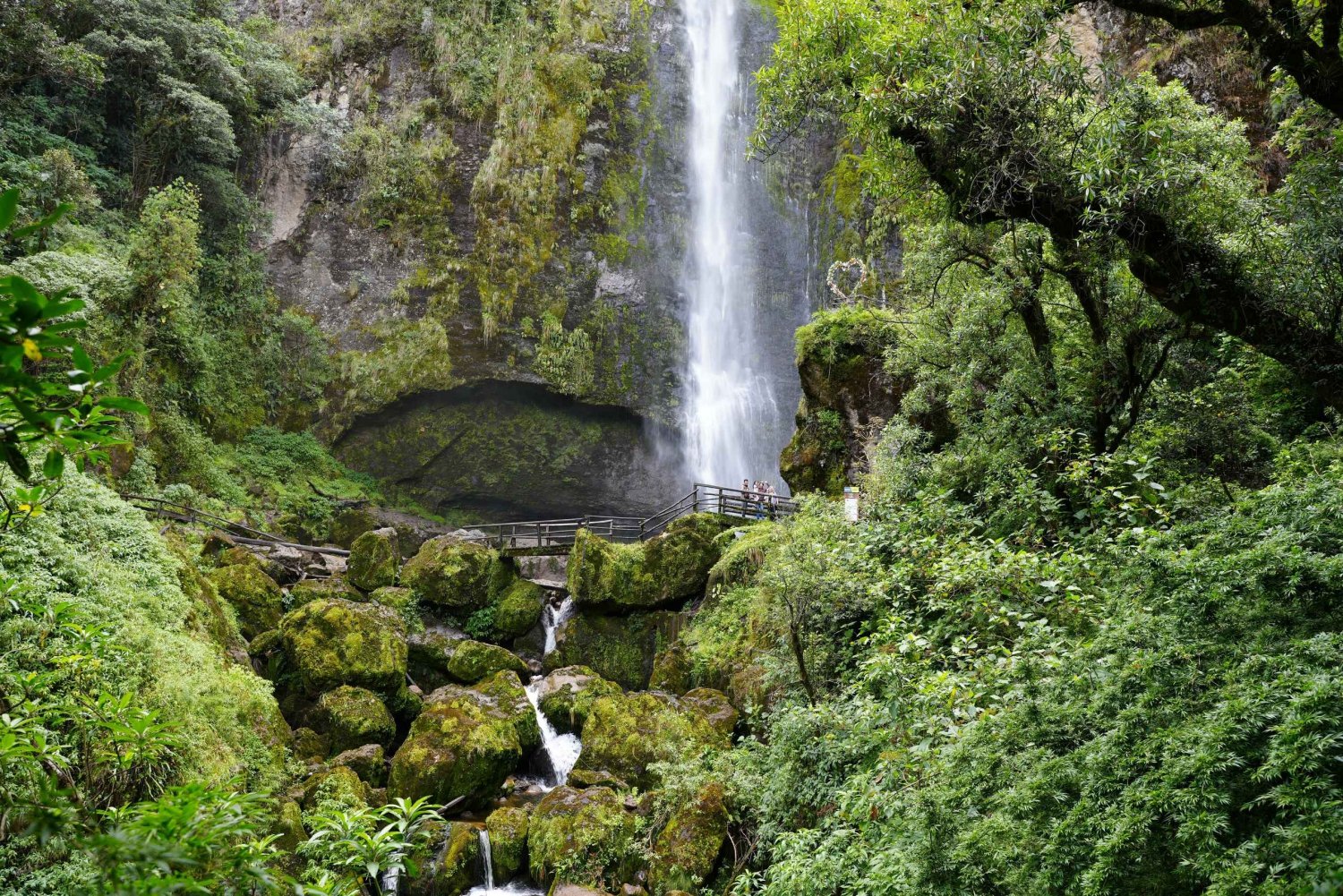 Tagestour zum Giron-Wasserfall und Busa-See von Cuenca aus