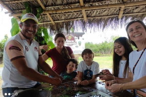 Visita y almuerzo en el bosque nuboso y la granja de cacao de Guayaquil