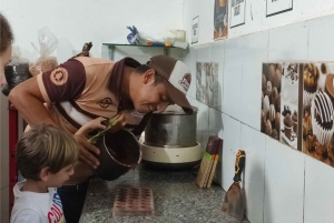 Guayaquil: Lyhyt vierailu suklaanvalmistukseen ja kaakaotilalle.