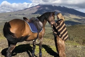 Quito : Randonnée à cheval dans le parc national du Cotopaxi avec déjeuner