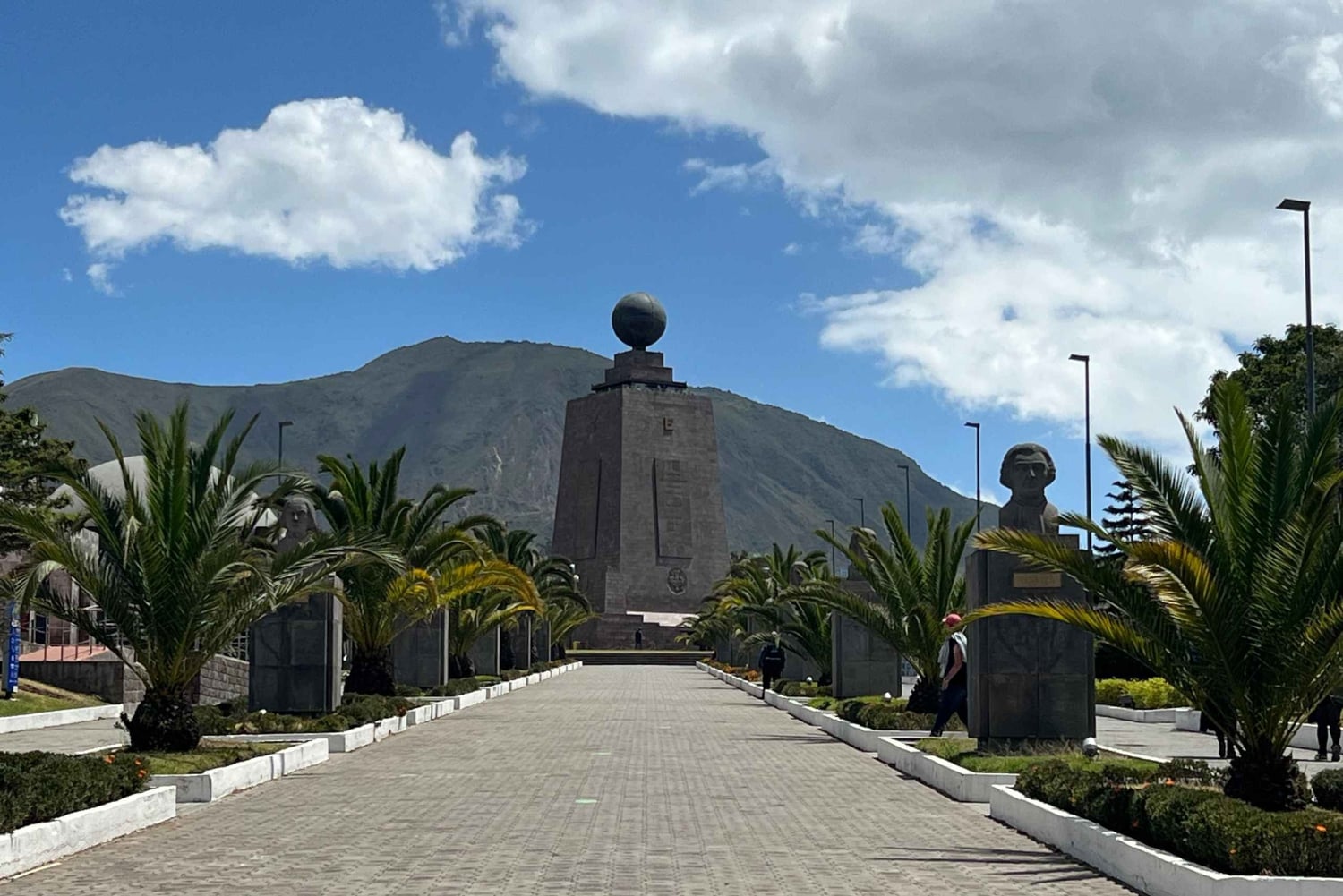 Mitad del Mundo: Ciencia, Mitos y Ruinas Ocultas