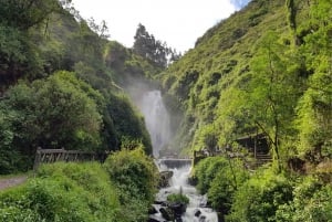 Von Quito aus: Otavalo Markt, Wasserfall, Cuicocha Lagune Tour