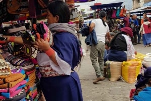 Vanuit Quito: Otavalo Markt, Waterval, Cuicocha Lagune Tour
