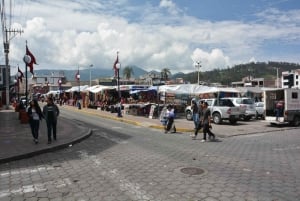 Dagstur til Otavalos marked, Peguche-fossen og Cotacachi