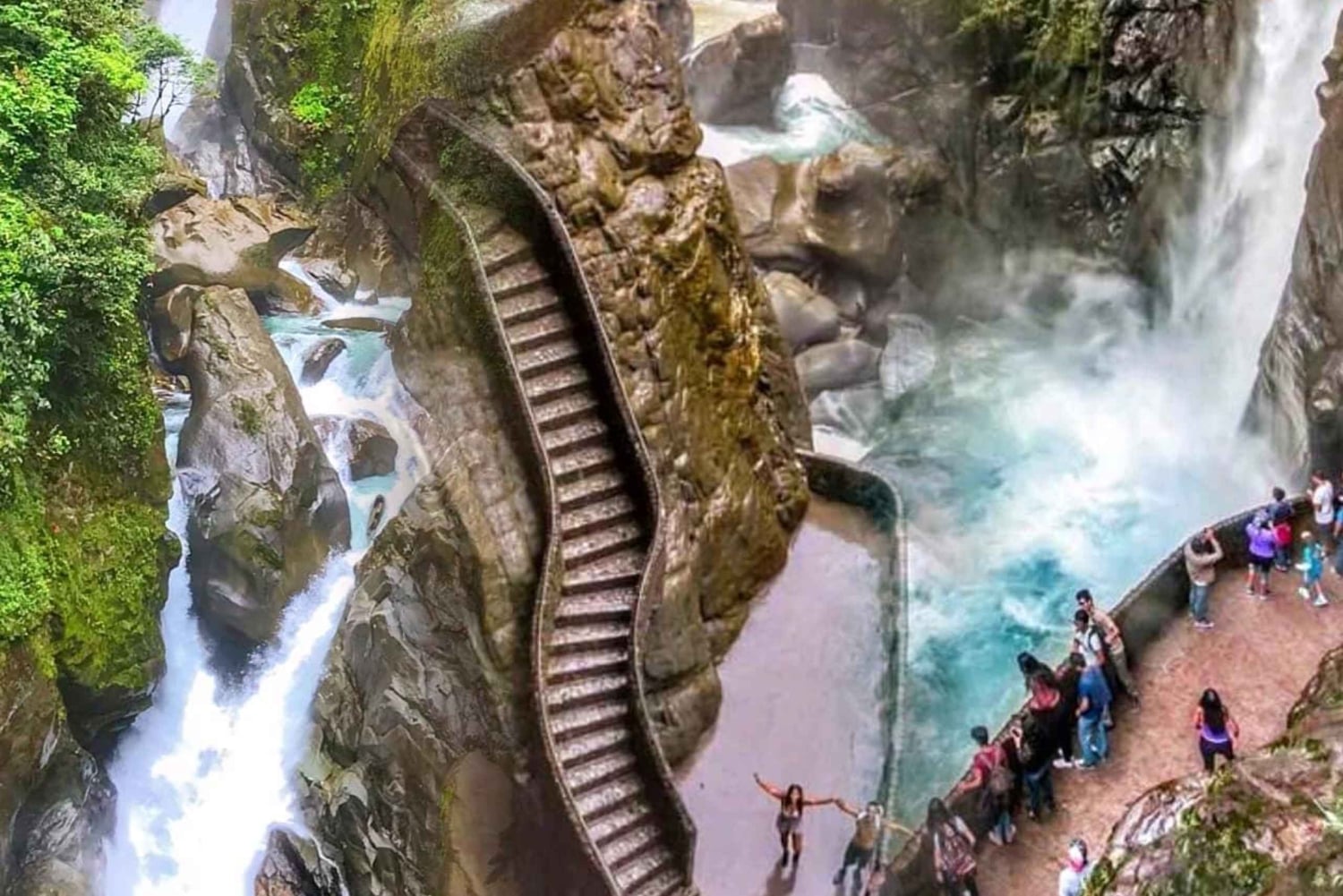 パイロン デル ディアブロと滝のルート - 3 時間ツアー Chiva Turística