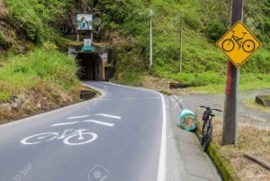 パイロン デル ディアブロと滝のルート - 3 時間ツアー Chiva Turística