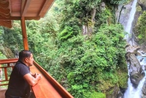 パイロン デル ディアブロと滝のルート - 3 時間ツアー Chiva Turística