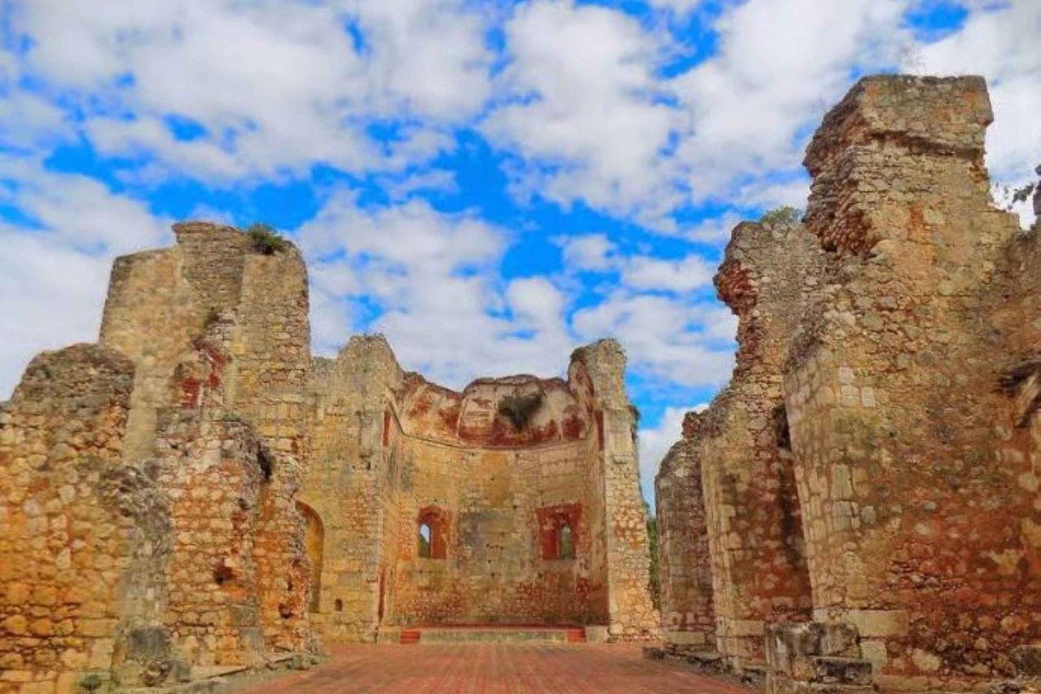 Private Colonial Zone Heritage Walk Guided by a Local Artist