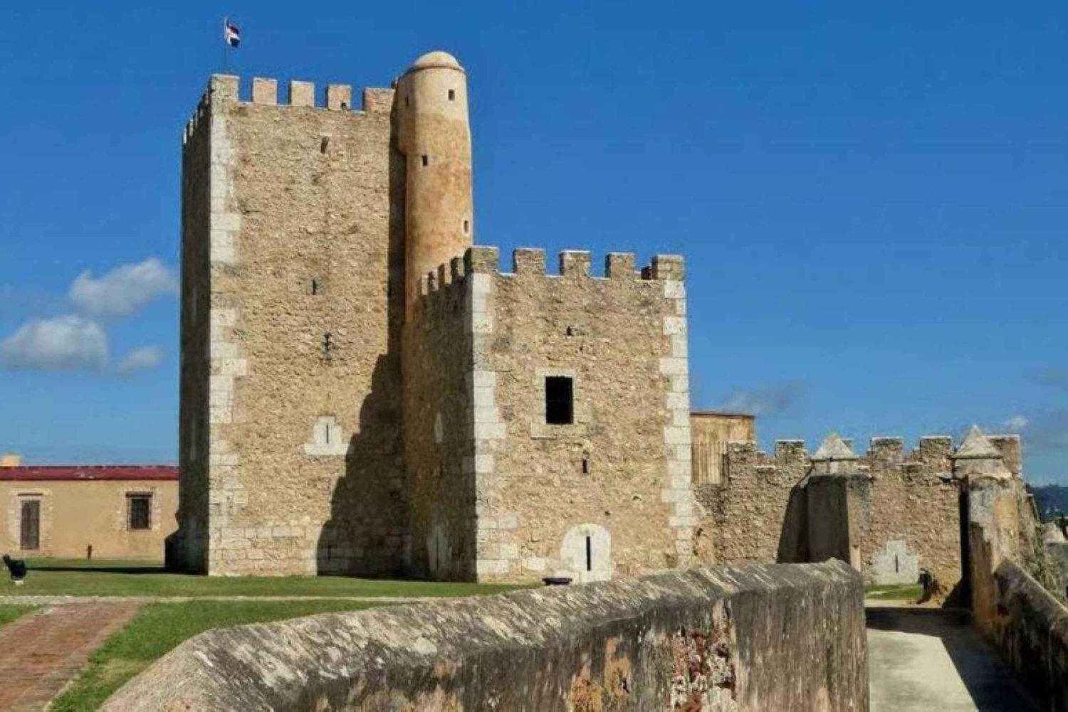 Private Colonial Zone Heritage Walk Guided by a Local Artist