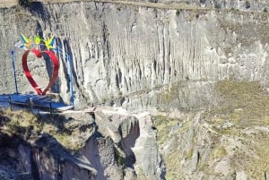 Quilotoa-järvi: Quitosta Quilotoa-järvelle ja Toachi-kanjoniin.