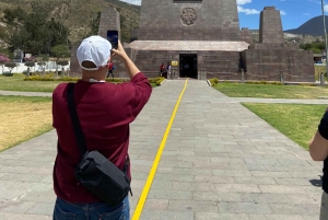 Quito: odbiór z lotniska i wizyta w środku świata