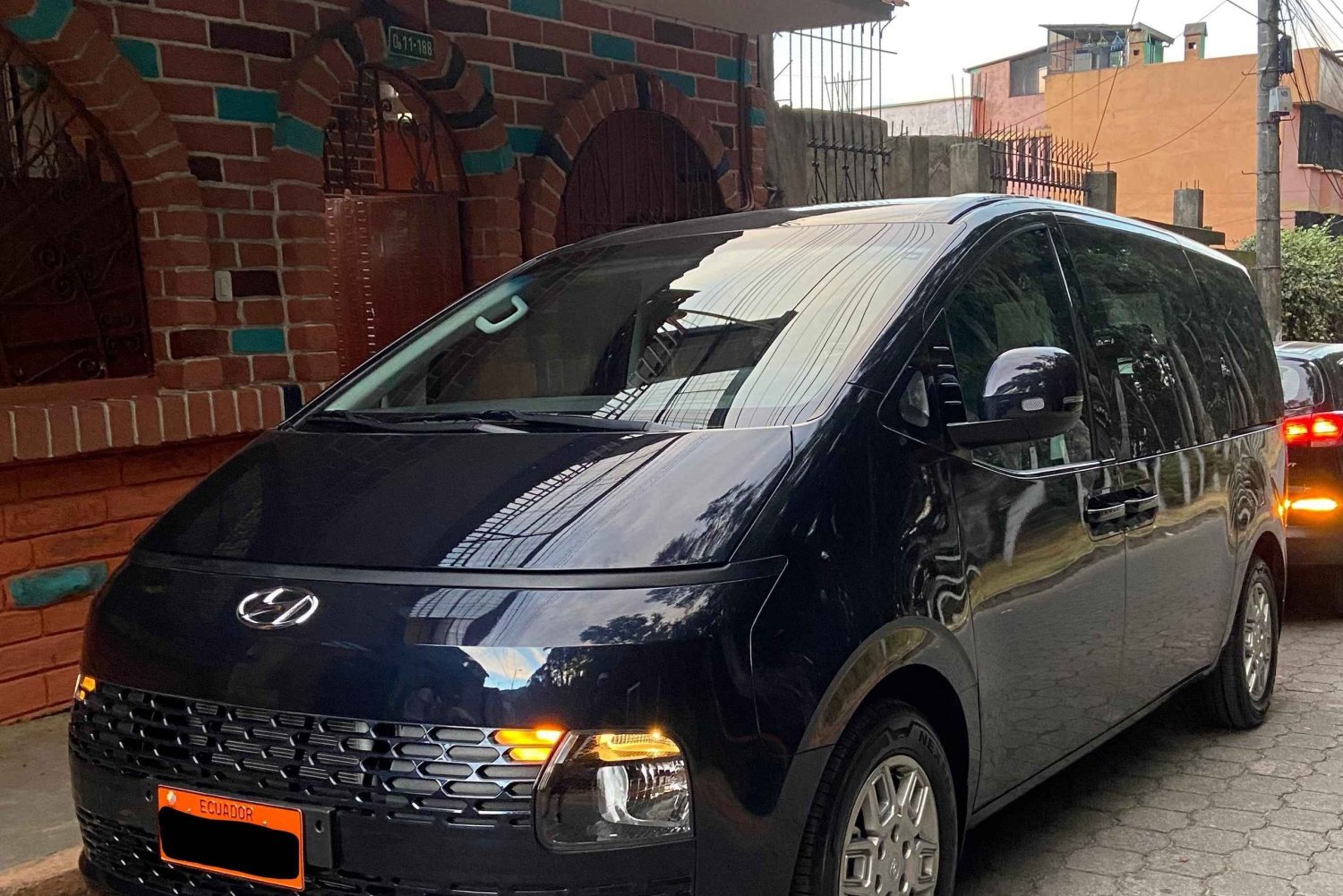 Quito: Airport Transfer and City Highlights Tour