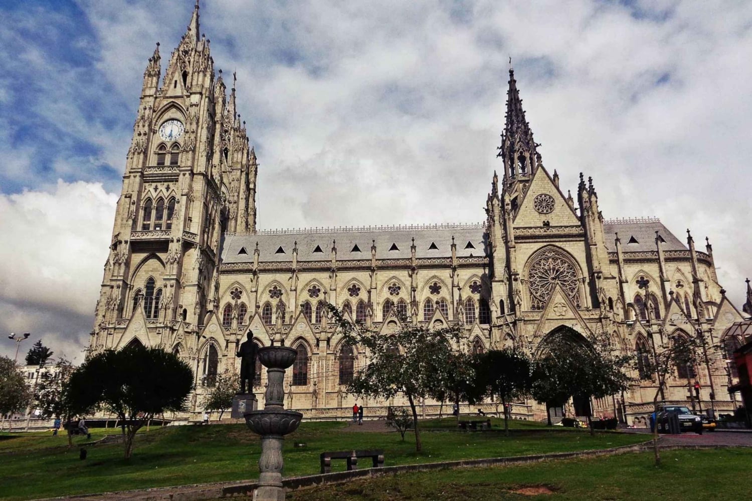 Quito: På cykel, utsiktsplats, marknader, parker, Basílica del Voto Nacional