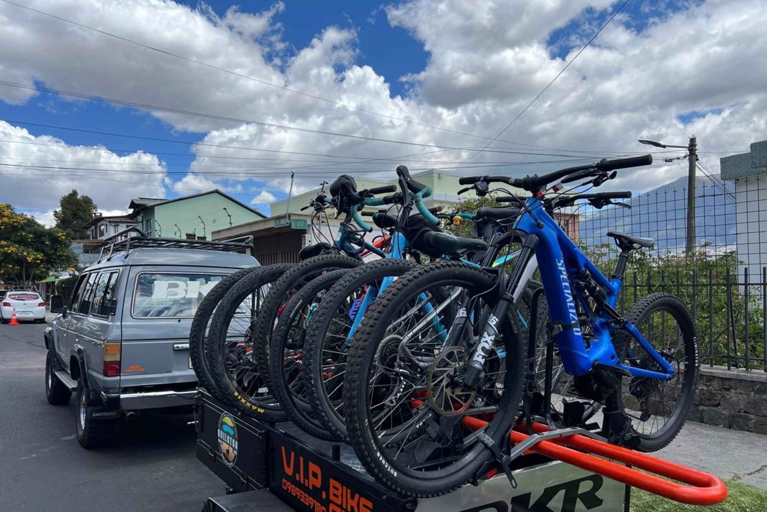 Quito: Cotopaxi Volcano Hike and Bike Tour with Guide