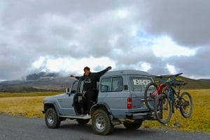 Quito: Cotopaxi Volcano Hike and Bike Tour with Guide