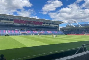 Quito: Partido de fútbol con ticket de entrada y traslados