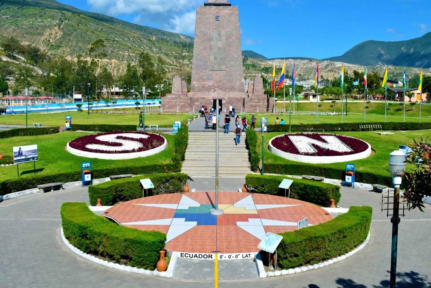 Quito: Middle of the World and Panecillo Tour