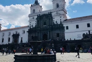 Quitos dag - Stadsrundtur + Världens mitt + Teleferico